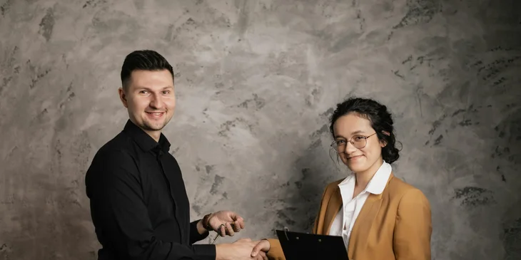An independent sales representative shaking hands with a customer.