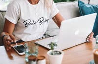 Una donna che chiede aggiornamenti sulla sua candidatura.