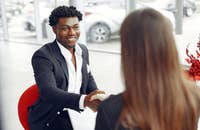 Un homme acceptant une offre d'emploi.