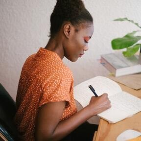 Acompanhe o absenteísmo dos funcionários.