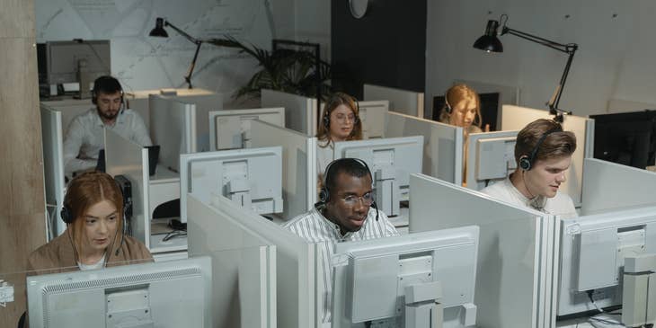 Una oficina llena de empleados en un call center.