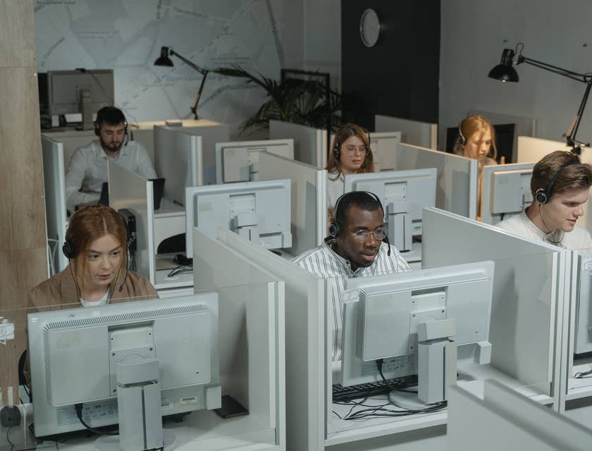 Una oficina llena de empleados en un call center.