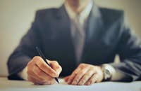 Una persona che scrive una lettera di licenziamento per giustificato motivo oggettivo.