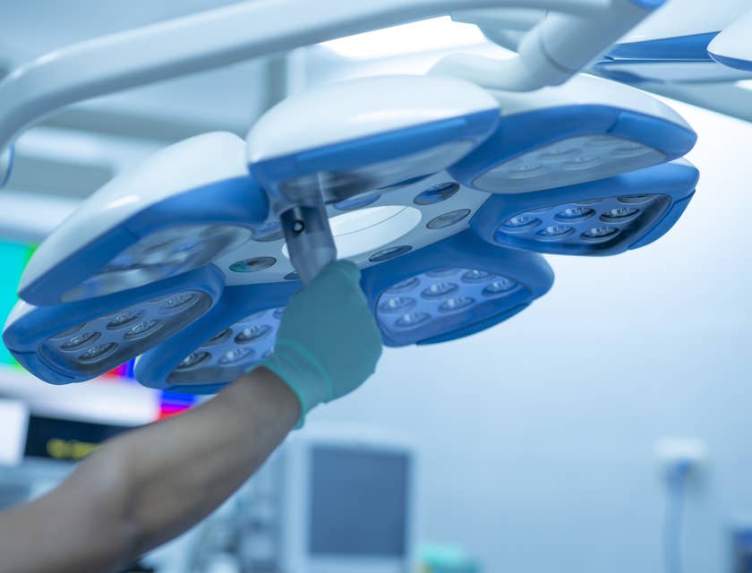 Medical-surgical nurse positioning the surgical lighting before the surgery.