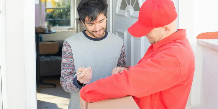 A messenger handing over a parcel to a client.