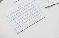 Una checklist su una scrivania.