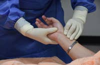 Una enfermera tomando el pulso de un paciente.