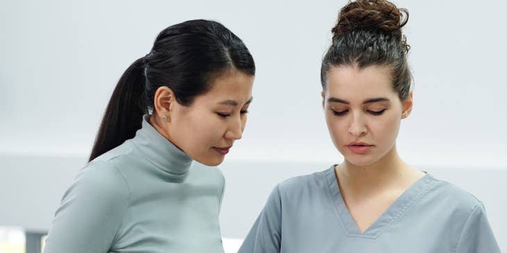 Nutrition assistant instructing the patient on her nutrition plan.
