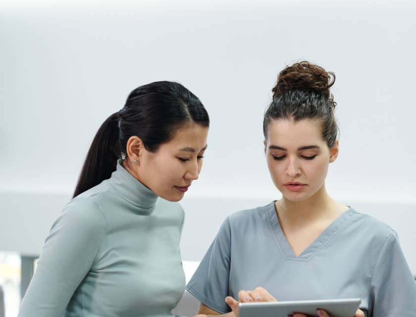 Nutrition assistant instructing the patient on her nutrition plan.