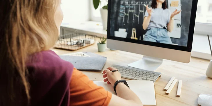 An online english teacher provides an update on schedules of an online class.
