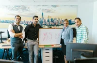 Una empleada y una capacitadora completando una orientación laboral.