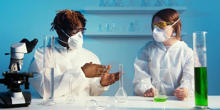 Dos estudiantes de la Facultad de Química UNAM en un laboratorio de química.