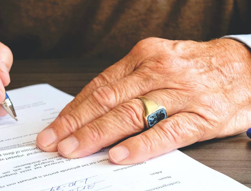 Un abogado firmando un contrato.