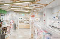 L'interno di una grande farmacia.