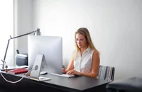 Dos mujeres llenando una plantilla de descripción de trabajo.