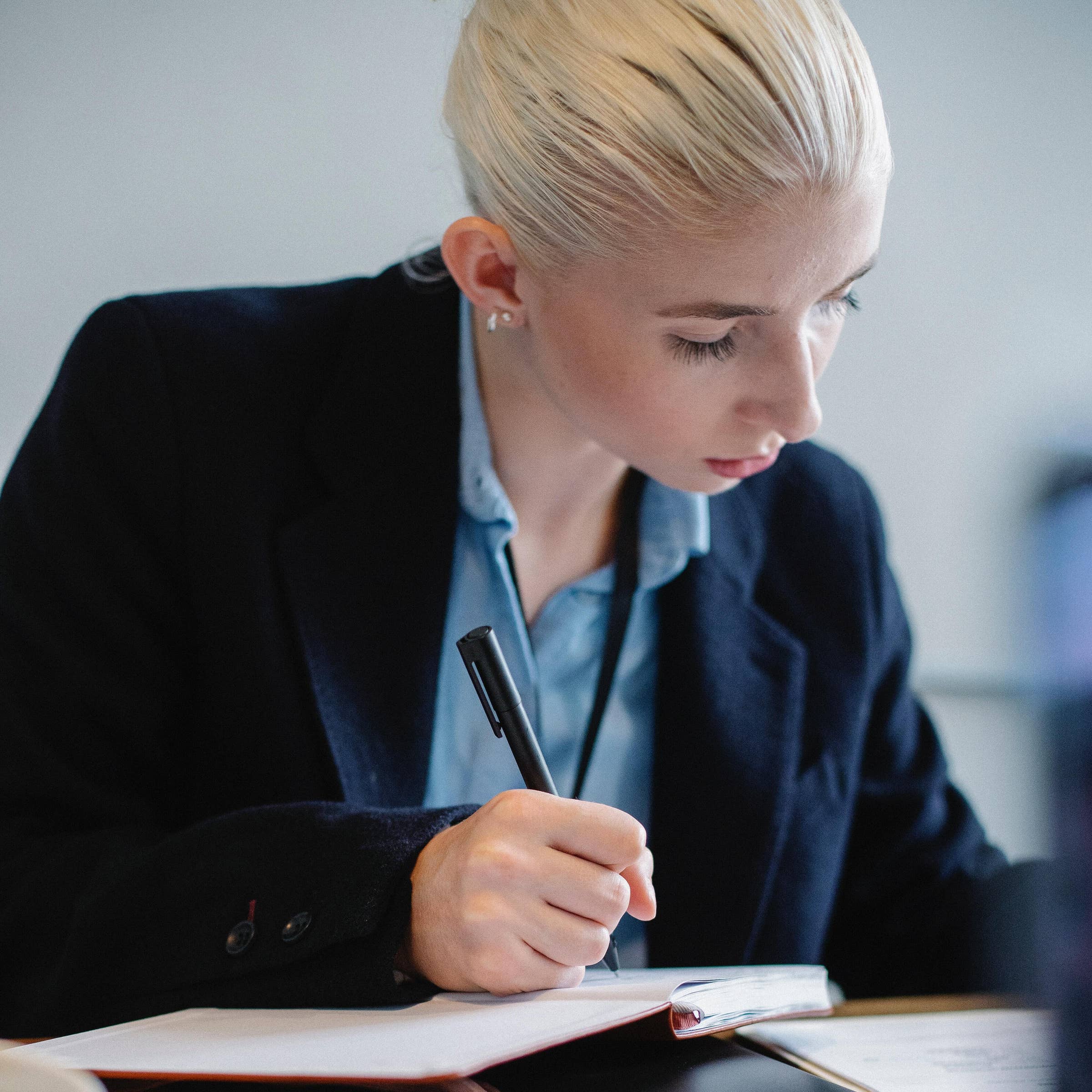 Purchasing manager. Женщина написание. Женщина пишет заявление. Увлеченный Лидер. Женщина пришетдиссертацию