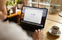 Una persona investigando y realizando una búsqueda booleana.