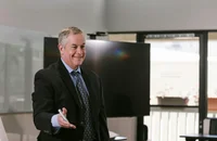 Un C-level habillé pour le bureau.