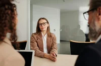 Una mujer de negocios siendo entrevistada por Recursos Humanos.