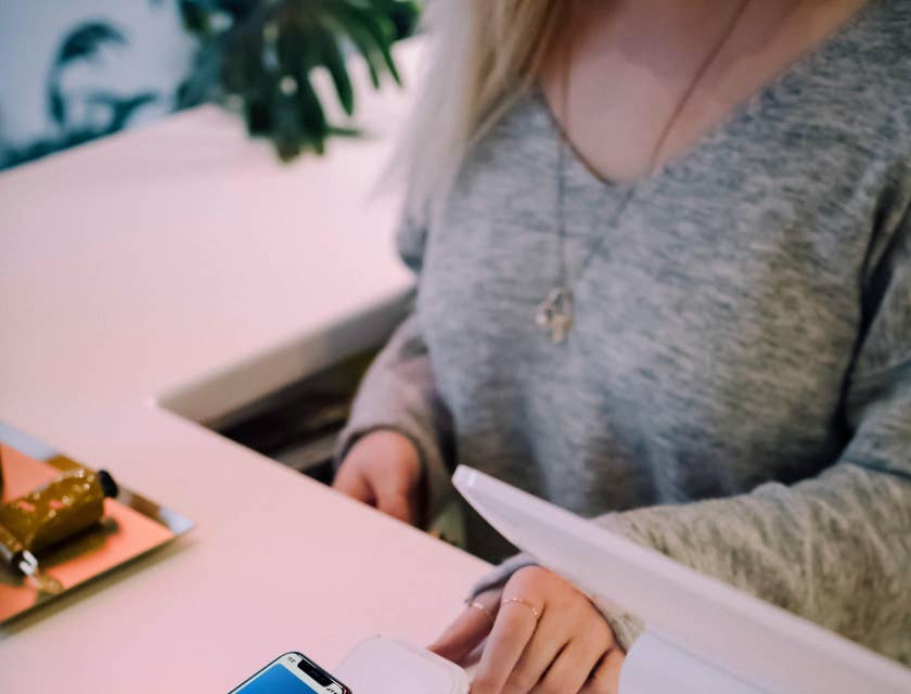 Retail associate processing the client's digital payment