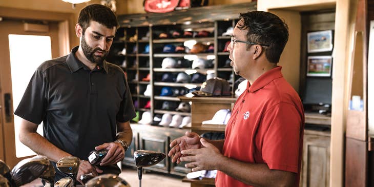 Un rappresentante che vende attrezzatura da golf.
