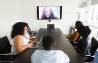 Uma entrevista de painel sendo conduzida de forma virtual.