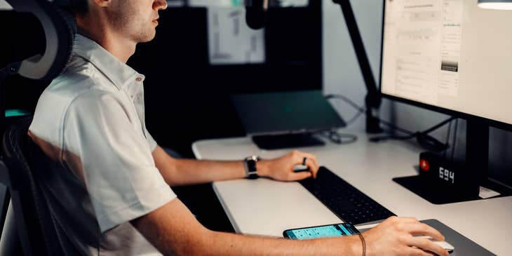 SEO Executive fetching performance report to compare data for further content optimization