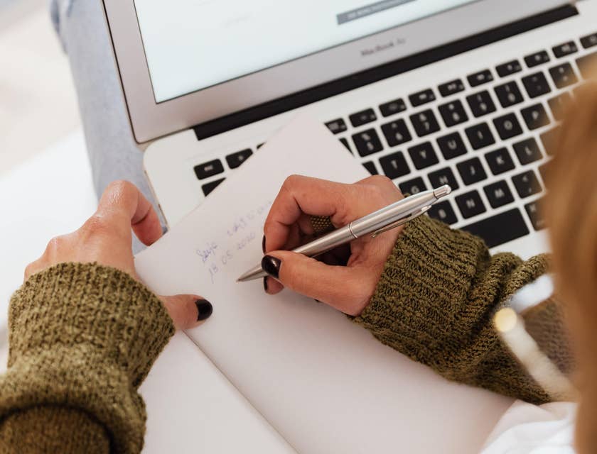 Social media specialist looking for inspirations for their food related campaign