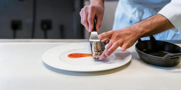 A sous chef doing food preparation.