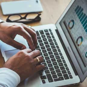 Utiliza un software de gestión de compensación de incentivos.