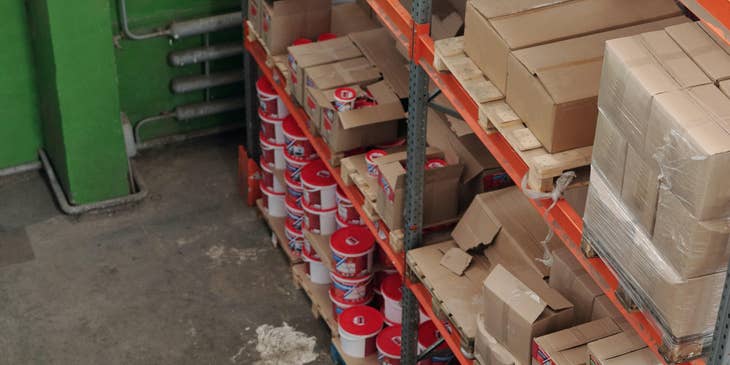 Warehouse manager checking with the staffs if the product that arrive is complete and without damage